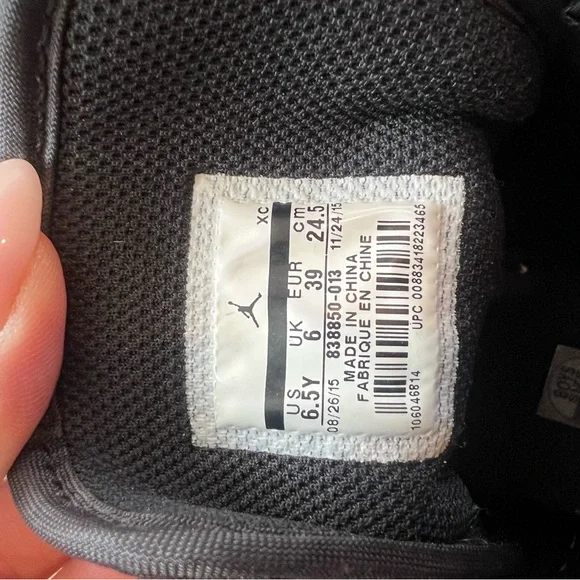 Jordan Ele print Boys 6.5Y Black and Gray Sneakers - Picture 5 of 5